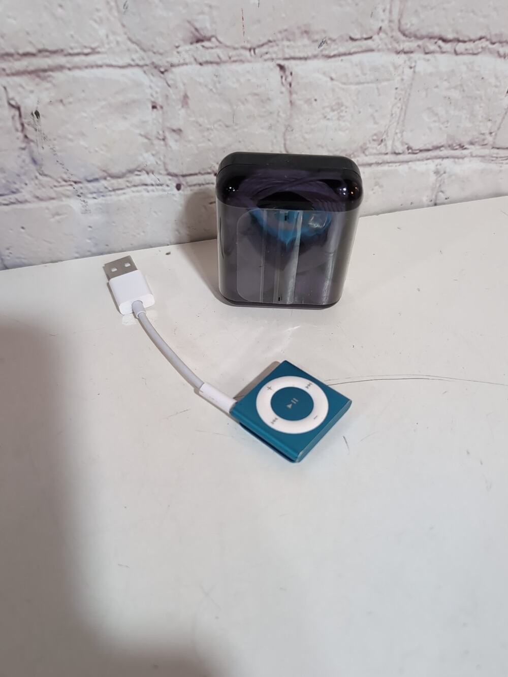 Apple iPod Nano 7th Gen 16GB A1446 Blue Charging Cable Earbuds